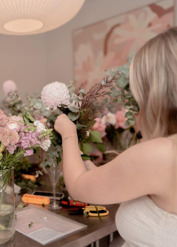 Florista armando un ramo personalizado